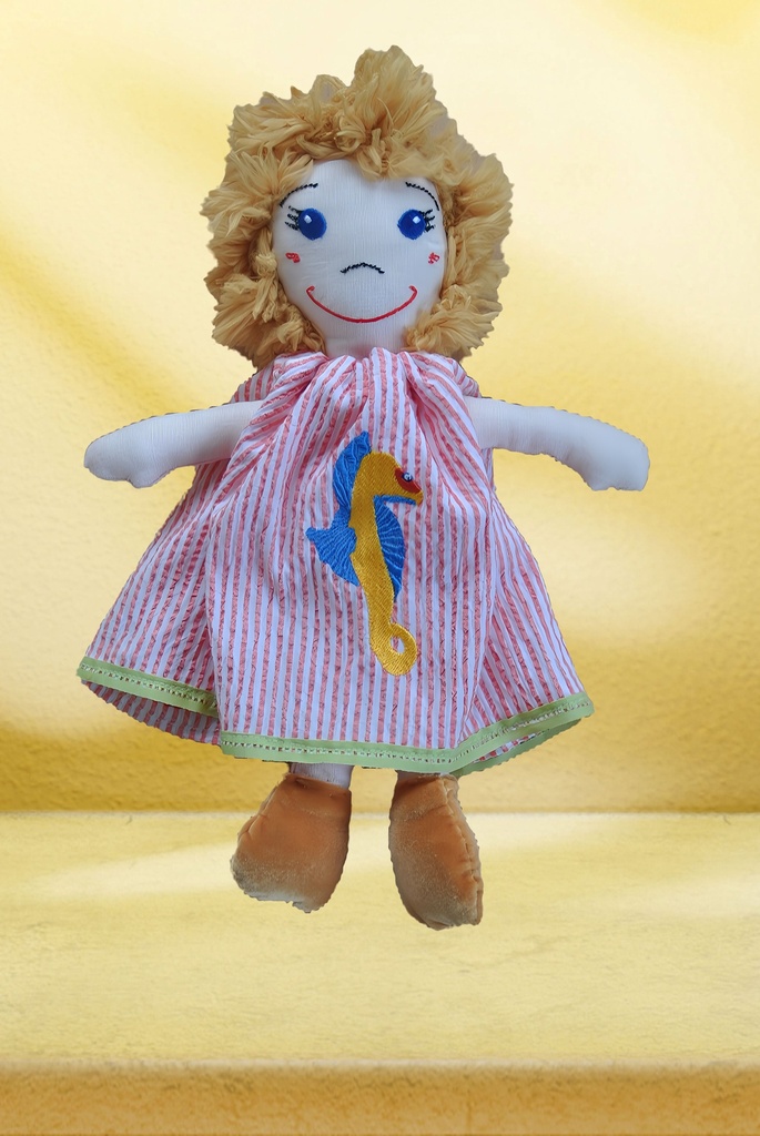 Amélie, la poupée blonde